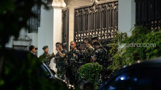 Suasana di depan kediaman Jaksa Agung Tindak Pidana Khusus Kejaksaan Agung, Febrie Adriansyah, di Kebayoran Baru, Jakarta, Rabu (8/7/2026). (ANTARA FOTO/Putra M. Akbar)