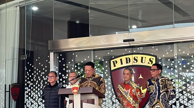 Jampidsus Kejaksaan Agung Febrie Adriansyah mengakui rumah mewah di kawasan Sentul, Kabupaten Bogor, yang digeledah penyidik Kortastipidkor Polri merupakan miliknya. [Suara.com/Faqih]
