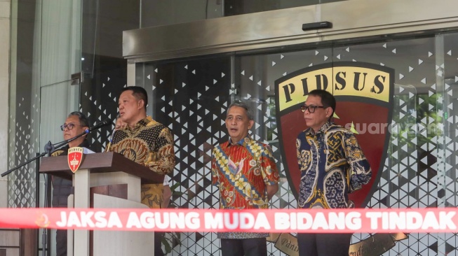 Jaksa Agung Muda Tindak Pidana Khusus (Jampidsus) Kejaksaan Agung, Febrie Adriansyah (kedua kiri) menyampaikan keterangan saat konferensi pers di Kejaksaan Agung, Jakarta, Jumat (10/7/2026). [Suara.com/Alfian Winanto]