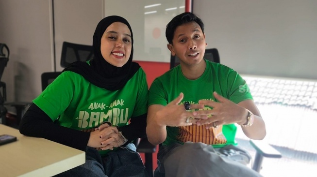 Fairuz A Rafiq dan Sonny Septian, pemain film Anak-Anak Bambu saat datang ke kantor Suara.com pada Senin, 6 Juli 2026 [Suara.com/Rena Pangesti]