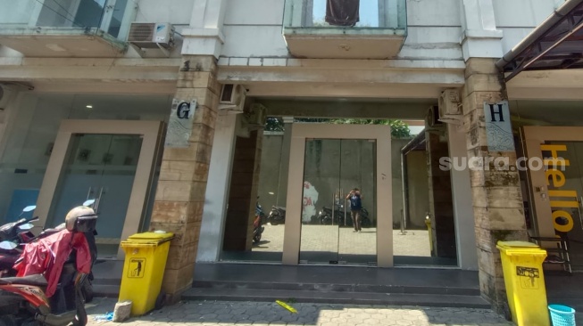 Ruko di kawasan Cipete Selatan, Cilandak, Jakarta Selatan, pada Jumat (10/7/2026) tampak sepi usai digeledah Polda Metro Jaya. (Suara.com/Alif Bintang)