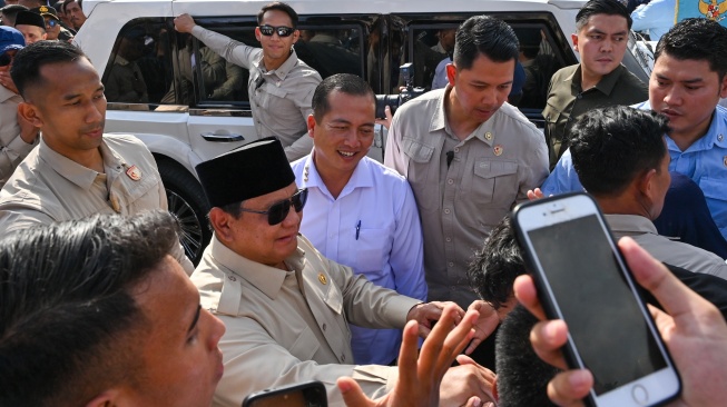 Presiden Prabowo Subianto (tengah) menyapa warga usai meresmikan Bendungan Meninting di Desa Bukit Tinggi, Kecamatan Gunungsari, Lombok Barat, NTB, Jumat (10/7/2026). [ANTARA FOTO/Ahmad Subaidi/bar]