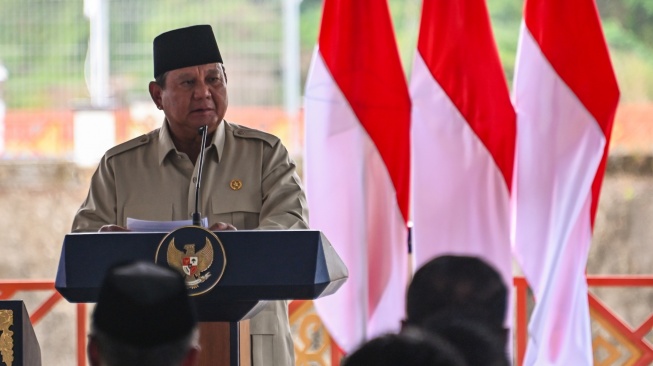 Presiden Prabowo Subianto memberi sambutan saat meresmikan Bendungan Meninting di Desa Bukit Tinggi, Kecamatan Gunungsari, Lombok Barat, NTB, Jumat (10/7/2026). [ANTARA FOTO/Ahmad Subaidi/bar]
