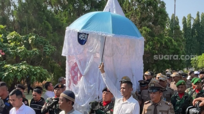 Keranda Khas Gorontalo Iringi Pemakaman Militer Rachmat Gobel di TMP Kalibata