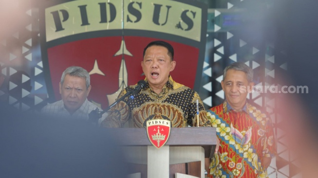 Jaksa Agung Muda Tindak Pidana Khusus (Jampidsus) Kejaksaan Agung, Febrie Adriansyah (tengah) menyampaikan keterangan saat konferensi pers di Kejaksaan Agung, Jakarta, Jumat (10/7/2026). [Suara.com/Alfian Winanto]