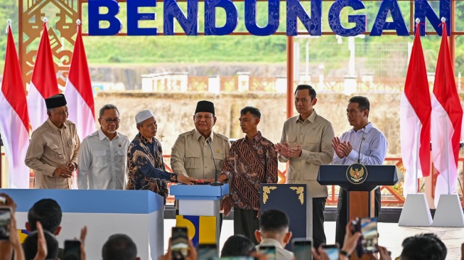Presiden Prabowo Subianto (tengah) bersama dua orang warga menekan tombol sirine disaksikan Menteri Koordinator Infrastruktur dan Kewilayahan Agus Harimurti Yudhoyono (kedua kanan), Menteri Pertanian Andi Amran Sulaiman (kanan), Menteri Pekerjaan Umum Dody Hanggodo (kiri) dan Menteri Koordinataor Bidang Pangan Zulkifli Hasan (kedua kiri) saat meresmikan Bendungan Meninting di Desa Bukit Tinggi, Kecamatan Gunungsari, Lombok Barat, NTB, Jumat (10/7/2026). [ANTARA FOTO/Ahmad Subaidi/bar]