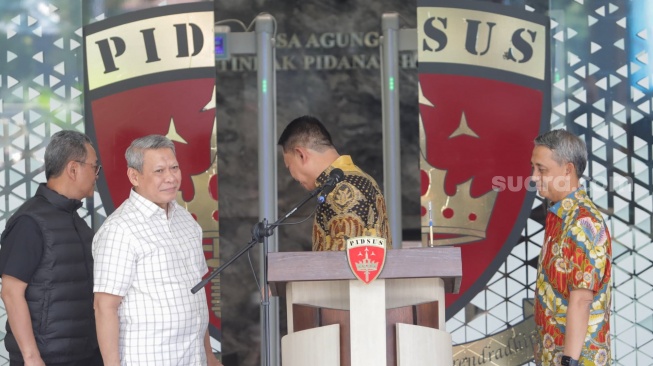 Jaksa Agung Muda Tindak Pidana Khusus (Jampidsus) Kejaksaan Agung, Febrie Adriansyah (tengah) usai menyampaikan keterangan saat konferensi pers di Kejaksaan Agung, Jakarta, Jumat (10/7/2026). [Suara.com/Alfian Winanto]