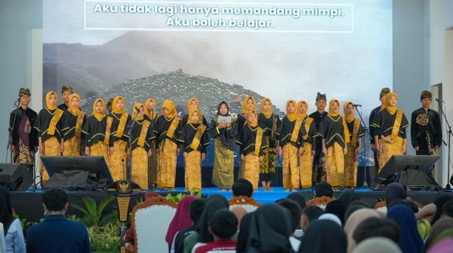 Drama Putri Mandalika Berbahasa Inggris Meriahkan Open House Sekolah Rakyat Lombok