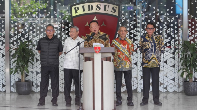 Jaksa Agung Muda Tindak Pidana Khusus (Jampidsus) Kejaksaan Agung, Febrie Adriansyah (tengah) menyampaikan keterangan saat konferensi pers di Kejaksaan Agung, Jakarta, Jumat (10/7/2026). [Suara.com/Alfian Winanto]