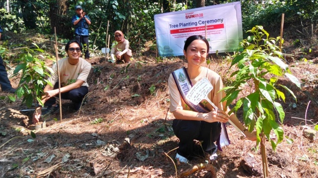 Teknologi untuk Bumi: Sharp Indonesia Ubah Langkah Pelari Jadi 600 Pohon di Habitat Elang Jawa