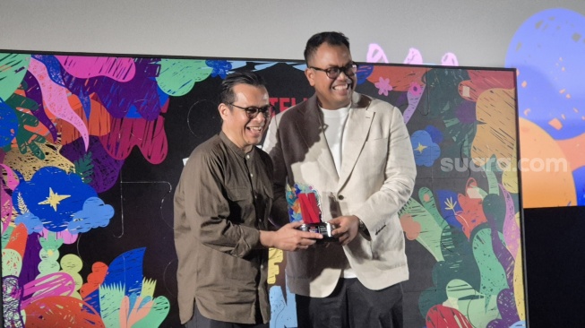Wakil Menteri Komunikasi dan Digital (Wamen Komdigi), Nezar Patria (kiri) dan Director of Global Affairs Southeast Asia Netflix, Ruben Hattari (kanan) dalam ajang Netflix Family Festival 2026: World of Wonder di Jakarta, Sabtu (11/7/2026). [Suara.com/Dythia]