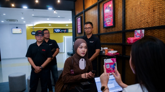 Registrasi Kartu SIM Pakai Verifikasi Wajah Resmi Berlaku, Wamen Komdigi Apresiasi Kesiapan Indosat