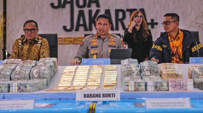 Kepala Bidang Hubungan Masyarakat (Kabid Humas) Polda Metro Jaya Kombes Pol Budi Hermanto (tengah) didampingi Direktur Penindakan Korps Pemberantasan Tindak Pidana Korupsi (Kortastipidkor) Polri Brigjen Pol Robertus Yohanes De Deo (kiri) dan Dirreskrimsus Polda Metro Jaya Kombes Pol Victor Dean Mackbon (kanan) menyampaikan keterangan saat konferensi pers di Polda Metro Jaya, Jakarta, Jumat (10/7/2026). [ANTARA FOTO/Asprilla Dwi Adha/foc]
