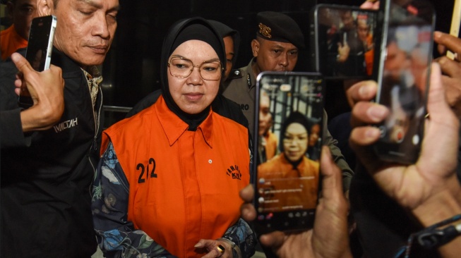 Bupati Sukoharjo Etik Suryani (kedua kiri) mengenakan rompi tahanan usai menjalani pemeriksaan di Gedung Merah Putih KPK, Jakarta, Sabtu (11/7/2026). (ANTARA FOTO/Indrianto Eko Suwarso)