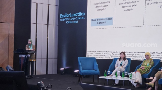 Dokter Spesialis Mata dr. Julie Dewi Barliana, Sp.M(K), M.Biomed dalam  Scientific and Clinical Forum 2026 yang diselenggarakan EssilorLuxottica di Jakarta, Minggu (12/7/2026). [Suara.com/Dini Afrianti]