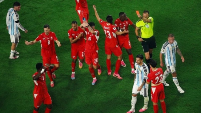 Laga perempat final Piala Dunia FIFA 2026 antara Timnas Argentina dan Timnas Swiss berlangsung sengit di Kansas City, Minggu (12/7). [Tangkap layar X]