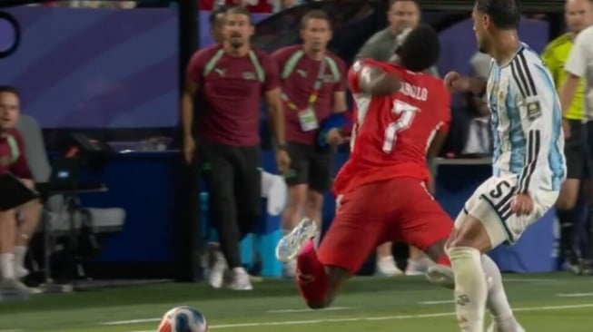 Kenapa Wasit Untungkan Lionel Messi Cs? Paredes Kartu Kuning, Embolo Malah Kartu Merah