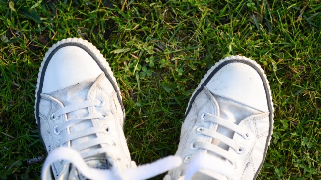 4 Tips Mengatasi Sepatu Putih yang Menguning, Cukup Pakai Bahan Ini Bisa Kinclong Lagi