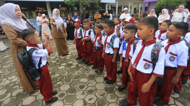 Sejumlah peserta didik baru mengikuti Masa Pengenalan Lingkungan Sekolah (MPLS) pada hari pertama tahun ajaran 2026/2027 di Sekolah Dasar Negeri 14 dan Sekolah Dasar Negeri 25 Meulaboh, Aceh Barat, Aceh, Senin (13/7/2026). . [ANTARA FOTO/Syifa Yulinnas/tom]
