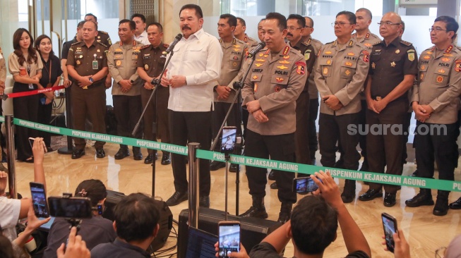 Jaksa Agung ST Burhanuddin (kiri) dan Kapolri Jenderal Listyo Sigit Prabowo (kanan) memberikan keterangan pers di Gedung Kejaksaan Agung RI, Jakarta, Senin (13/7/2026). [Suara.com/Alfian Winanto]