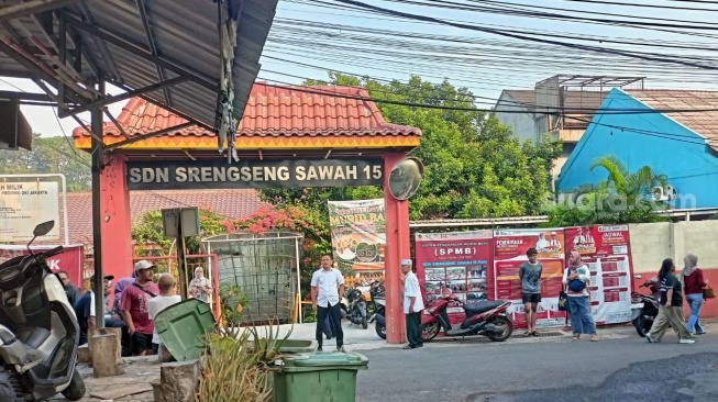 Hari pertama Masa Pengenalan Lingkungan Sekolah (MPLS) Tahun Ajaran 2026/2027 di SDN Srengseng Sawah 15, Jakarta Selatan, Senin (13/7/2026) diwarnai kepanikan akibat ancaman bom. (Suara.com/Adiyoga/ ist)