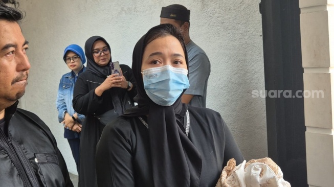 Rawat Ibu Sendiri hingga Napas Terakhir, Vega Darwanti Ungkap Momen Haru saat Ibunda Berpulang