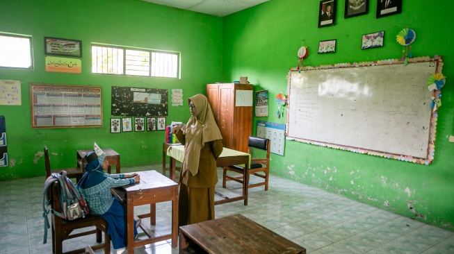 Seorang guru mengajar satu siswa baru saat Masa Pengenalan Lingkungan Sekolah (MPLS) di SD Negeri Cepokosawit II, Boyolali, Jawa Tengah, Senin (13/7/2026). [ANTARA FOTO/Mohammad Ayudha/tom]