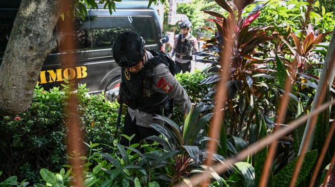 Personel Gegana Brimob Polda Metro Jaya melakukan penyisiran setelah adanya ancaman dugaan teror bom di SDN Srengseng Sawah 15 Pagi, Jagakarsa, Jakarta, Senin (13/7/2026). [ANTARA FOTO/Fauzan/tom]