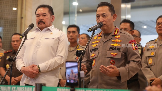 Jaksa Agung ST Burhanuddin (kiri) dan Kapolri Jenderal Listyo Sigit Prabowo (kanan) memberikan keterangan pers di Gedung Kejaksaan Agung RI, Jakarta, Senin (13/7/2026). [Suara.com/Alfian Winanto]