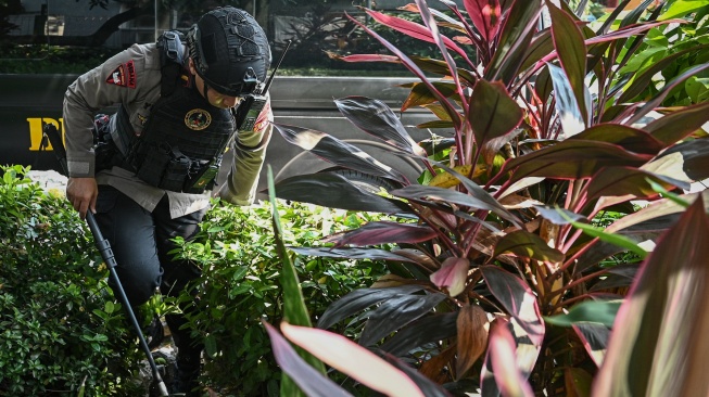 Personel Gegana Brimob Polda Metro Jaya melakukan penyisiran setelah adanya ancaman dugaan teror bom di SDN Srengseng Sawah 15 Pagi, Jagakarsa, Jakarta, Senin (13/7/2026). [ANTARA FOTO/Fauzan/tom]