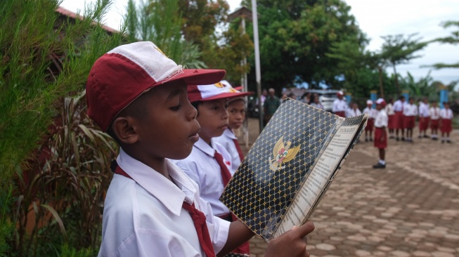 Sejumlah murid mengikuti upacara bendera pada hari pertama masuk sekolah di SD Negeri Inpres Pasir Dua, Kota Jayapura, Papua, Senin (13/7/2026). [ANTARA FOTO/Gusti Tanati/sgd/tom]