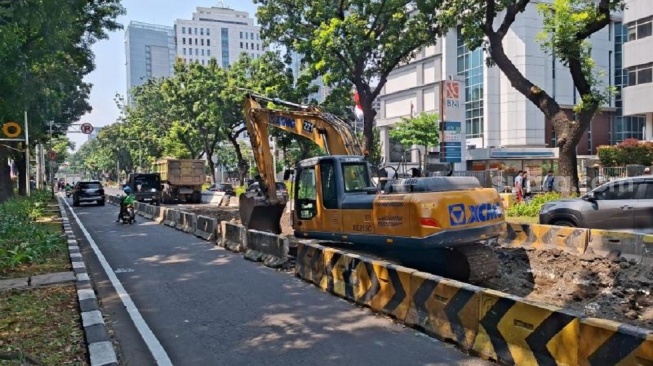 Proyek betonisasi di Jalan Kebon Sirih, Jakarta Pusat. (Suara.com/Adiyoga)