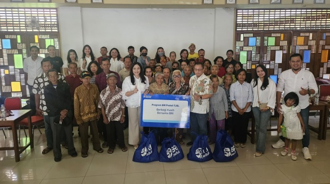 Lewat Program TJSL, BRI Regional Yogyakarta Salurkan Ratusan Paket Sembako ke Gereja
