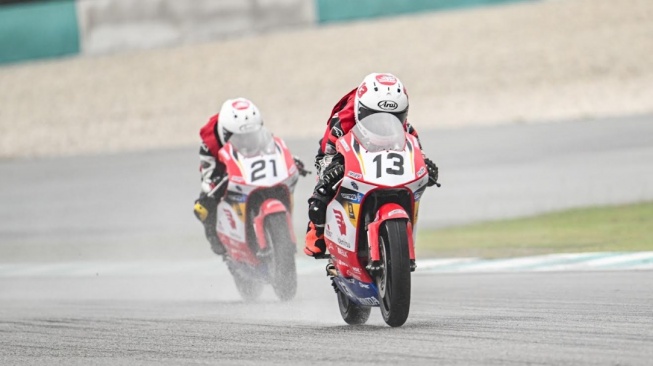 Drama Cuaca Ekstrem Sepang, Dua Pebalap Muda Indonesia Sukses Curi Podium IHTTC 2026