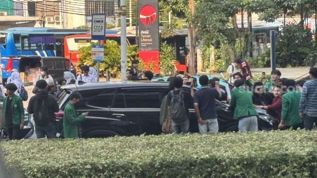 Detik-detik Mahasiswa Hadang Mobil Berpelat Dinas Kejaksaan, Tuntut Transparansi Kasus Eks Jampidsus