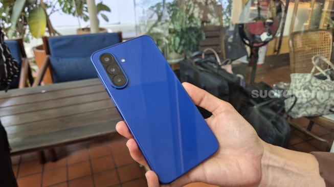 Samsung Galaxy A27 5G dalam Product Hands-On Samsung Galaxy A27 5G di Jakarta, Senin (13/7/2026). [Suara.com/Dythia]