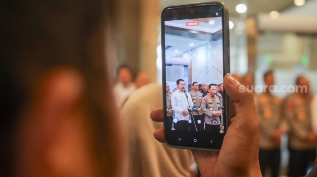 Jaksa Agung ST Burhanuddin (kiri) dan Kapolri Jenderal Listyo Sigit Prabowo (kanan) memberikan keterangan pers di Gedung Kejaksaan Agung RI, Jakarta, Senin (13/7/2026). [Suara.com/Alfian Winanto]