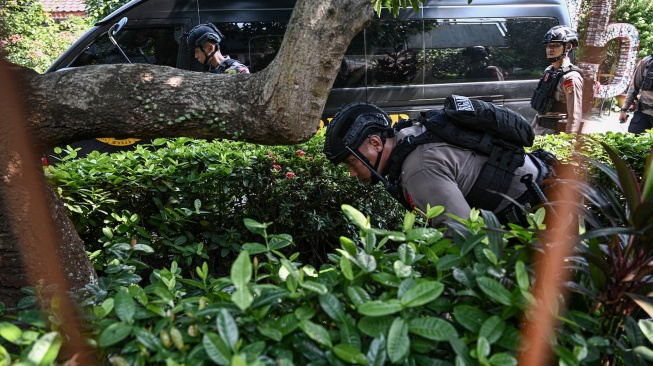 Personel Gegana Brimob Polda Metro Jaya melakukan penyisiran setelah adanya ancaman dugaan teror bom di SDN Srengseng Sawah 15 Pagi, Jagakarsa, Jakarta, Senin (13/7/2026). [ANTARA FOTO/Fauzan/tom]