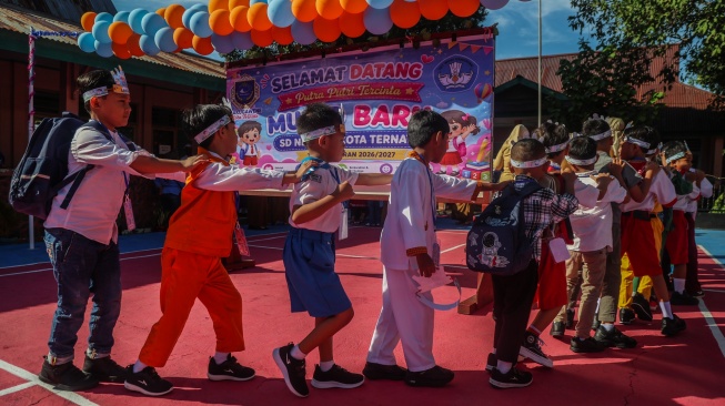 Sejumlah siswa baru mengikuti tur keliling lingkungan sekolah pada hari pertama Masa Pengenalan Lingkungan Sekolah (MPLS) tahun ajaran 2026/2027 di SD Negeri 1 Kota Ternate, Maluku Utara, Senin (13/7/2026). [ANTARAFOTO/Andri Saputra/tom]