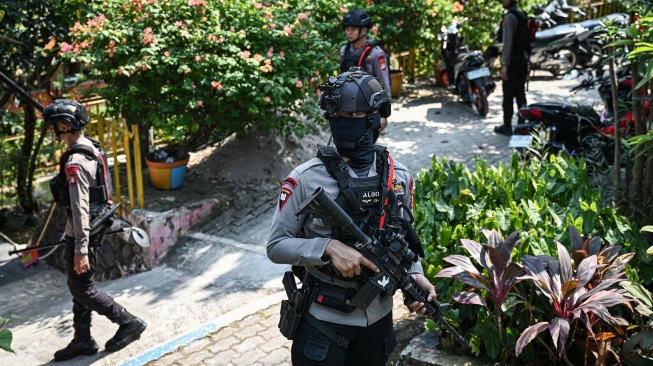 Personel Gegana Brimob Polda Metro Jaya berjaga saat proses penyisiran setelah adanya ancaman dugaan teror bom di SDN Srengseng Sawah 15 Pagi, Jagakarsa, Jakarta, Senin (13/7/2026). [ANTARA FOTO/Fauzan/tom]