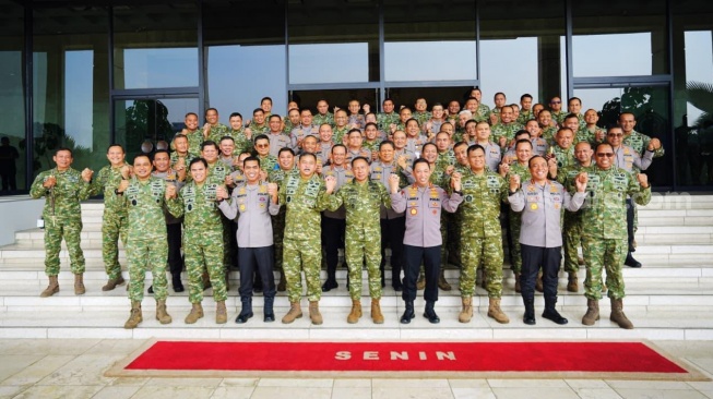 Kapolri Jenderal Listyo Sigit Prabowo dan Panglima TNI Jenderal Agus Subiyanto berjalan di Markas Besar TNI di Cilangkap, Jakarta Timur, Senin (13/7/2026). (Foto dok. Ist)