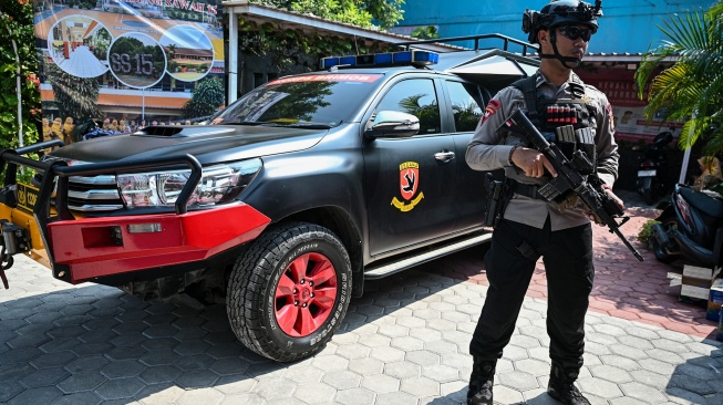Personel Gegana Brimob Polda Metro Jaya berjaga saat proses penyisiran setelah adanya ancaman dugaan teror bom di SDN Srengseng Sawah 15 Pagi, Jagakarsa, Jakarta, Senin (13/7/2026).  [ANTARA FOTO/Fauzan/tom]