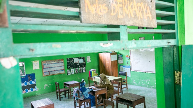 Seorang guru mengajar satu siswa baru saat Masa Pengenalan Lingkungan Sekolah (MPLS) di SD Negeri Cepokosawit II, Boyolali, Jawa Tengah, Senin (13/7/2026). [ANTARA FOTO/Mohammad Ayudha/tom]
