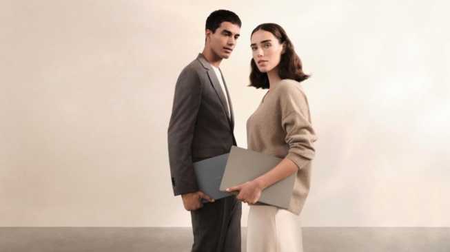 Laptop ASUS Zenbook A14 OLED terasa seringkas membawa majalah di dalam tote bag. (Dok: ASUS)