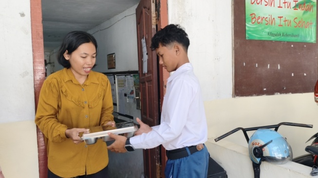 Siswa antri masuk ke kelas di SMP Gotong Royong, Kota Yogyakarta, Senin (13/7/2026). (Suarajogja.id/Putu Ayu Palupi)