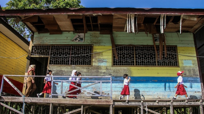 Seorang guru mendampingi siswa memperkenalkan lingkungan sekolah saat Masa Pengenalan Lingkungan Sekolah (MPLS) di SD Negeri 01 Petuk Katimpun, Palangka Raya, Kalimantan Tengah, Senin (13/7/2026). [ANTARA FOTO/Auliya Rahman/tom]