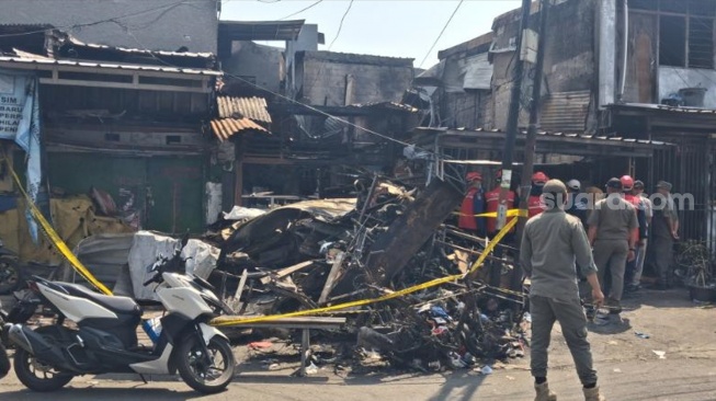 Kebakaran di area pemukiman penduduk di Jalan Palad RT.002/RW.03, Pulogadung, Jakarta Timur, pada Minggu (12/7/2026) dini hari menelan tiga korban jiwa dan satu luka-luka. (Suara.com/Cornelius Juan Prawira)