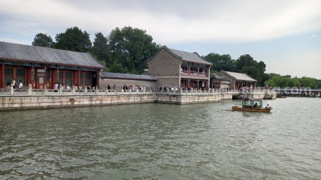 Pemandangan Danau Kunming di Taman Yiheyuan atau Istana Musim Panas, Beijing. [Suara.com/Eko Faizin]