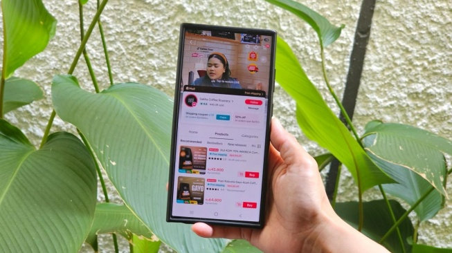 Ilustrasi jualan online di TikTok Shop. [Tokopedia & TikTok Shop]