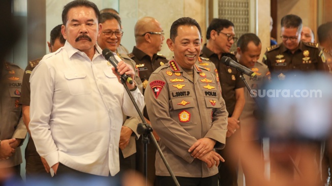 Jaksa Agung ST Burhanuddin (kiri) dan Kapolri Jenderal Listyo Sigit Prabowo (kanan) memberikan keterangan pers di Gedung Kejaksaan Agung RI, Jakarta, Senin (13/7/2026). [Suara.com/Alfian Winanto]